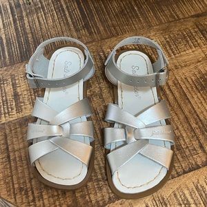 NWOT Silver girl’s size 11 Saltwater sandal.